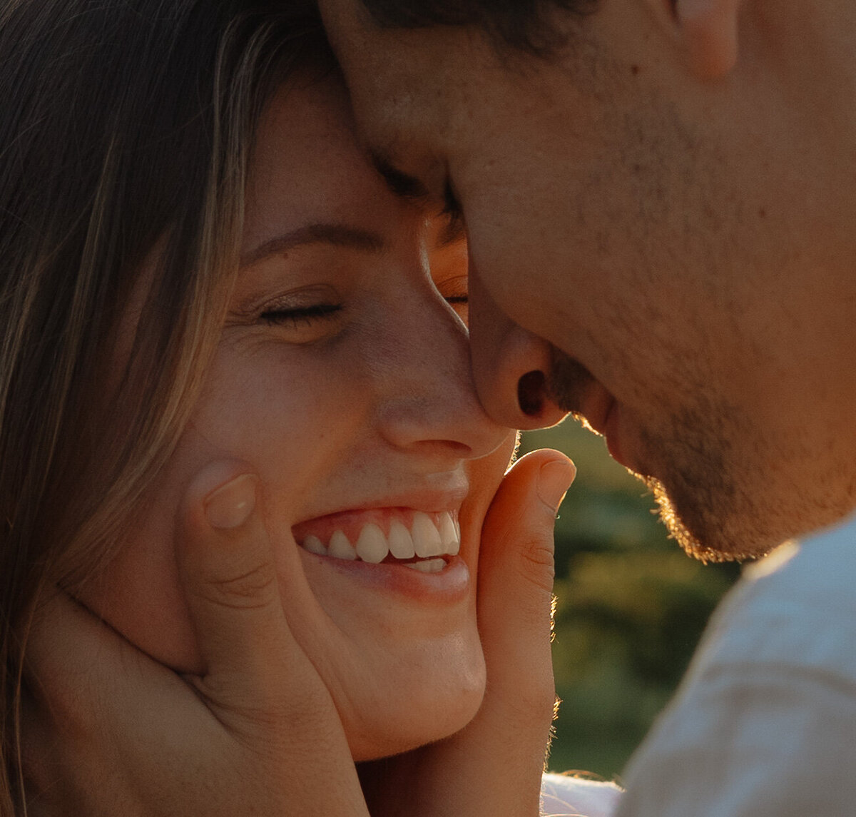 Sunlit picnic moment during a couples session in a vibrant tropical winery setting

