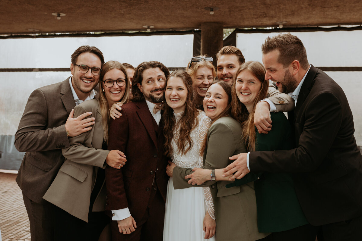 Freundesgruppe bei Hochzeit in der Godesburg in Bonn 
