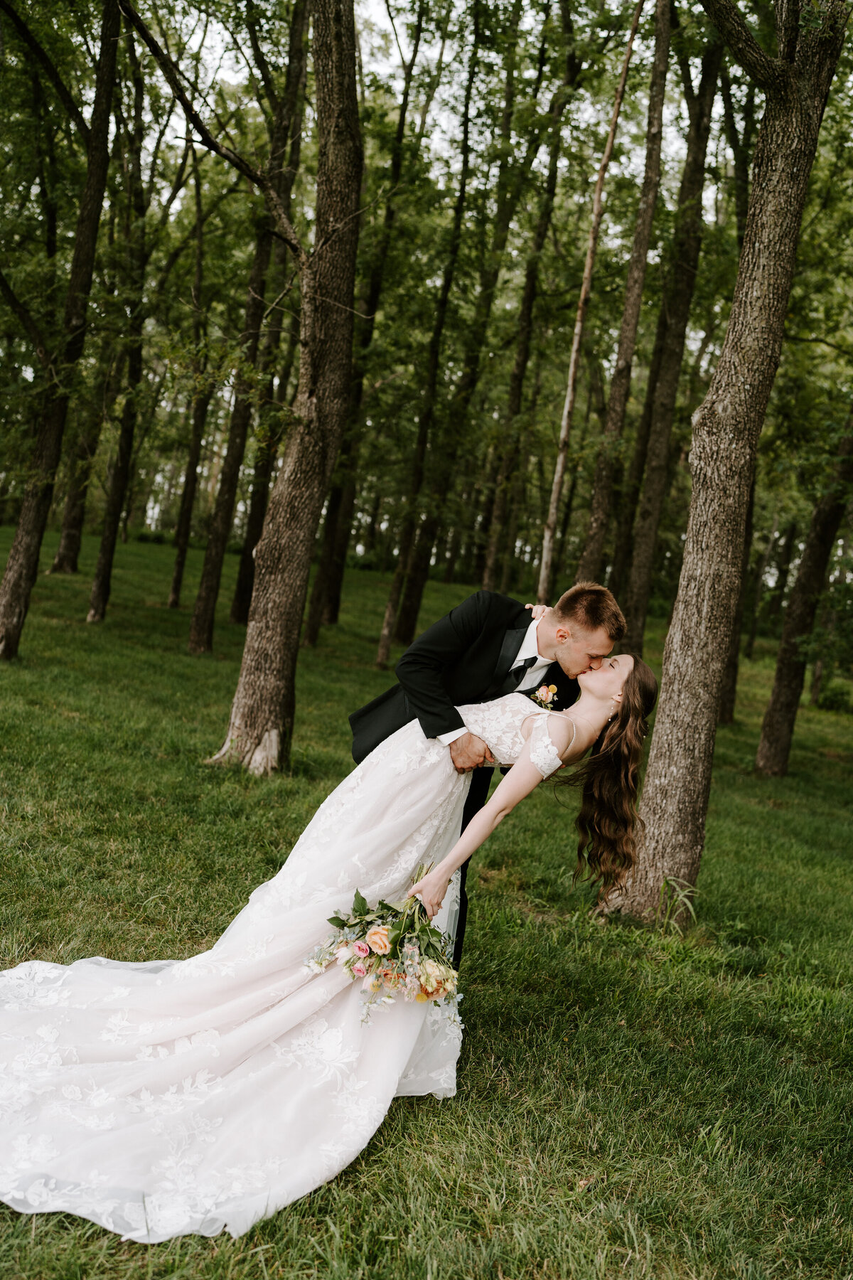 kraber-the-gathering-grounds-iowa-wedding-29