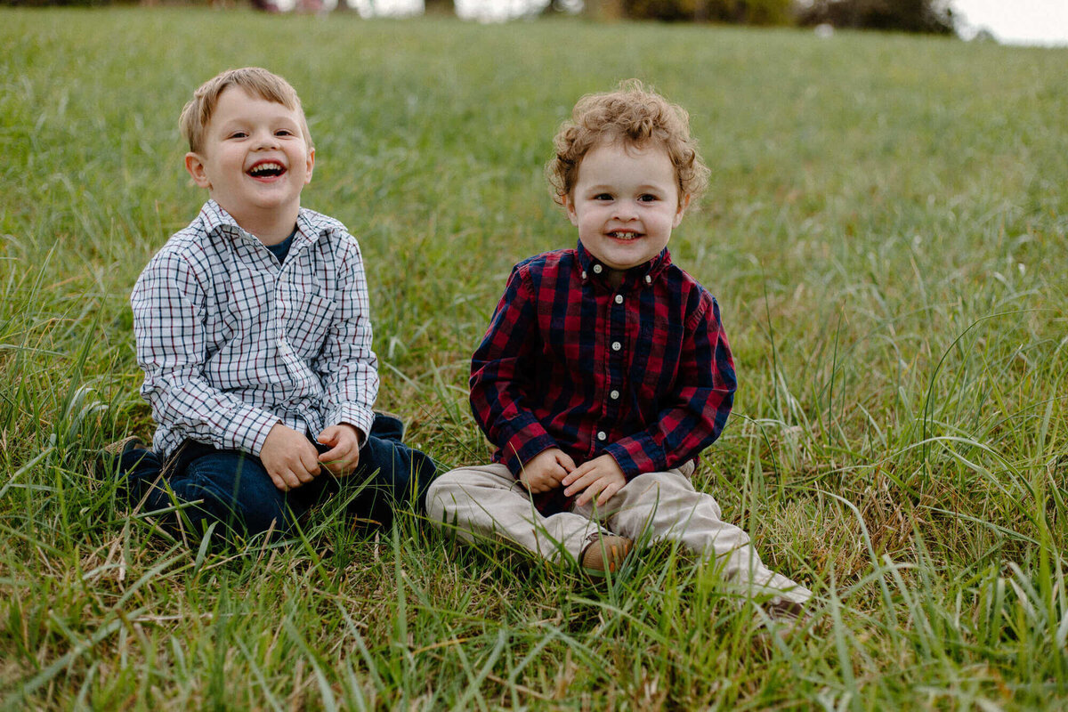 21-kara-loryn-photography-brothers-laughing-together