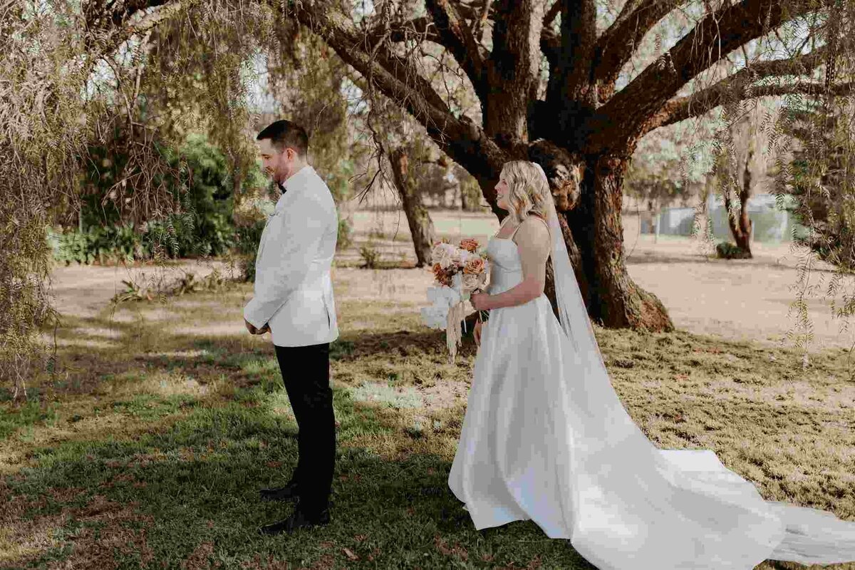 bride_standing_behind_groom