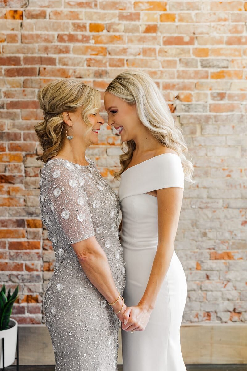 Bride Getting Ready with Mom and Bridesmaids at The Loft on 6th054
