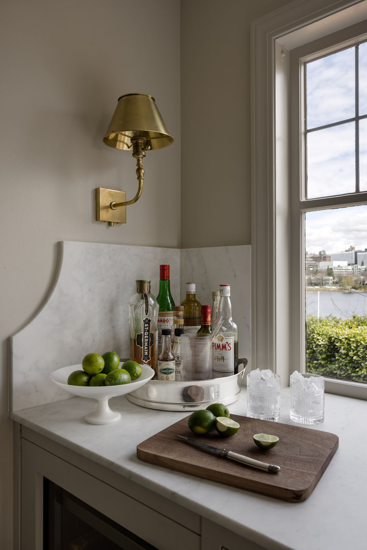 5B-classic-british-kitchen-brass-hardware-neutral-cabinet-marble bar-backsplash