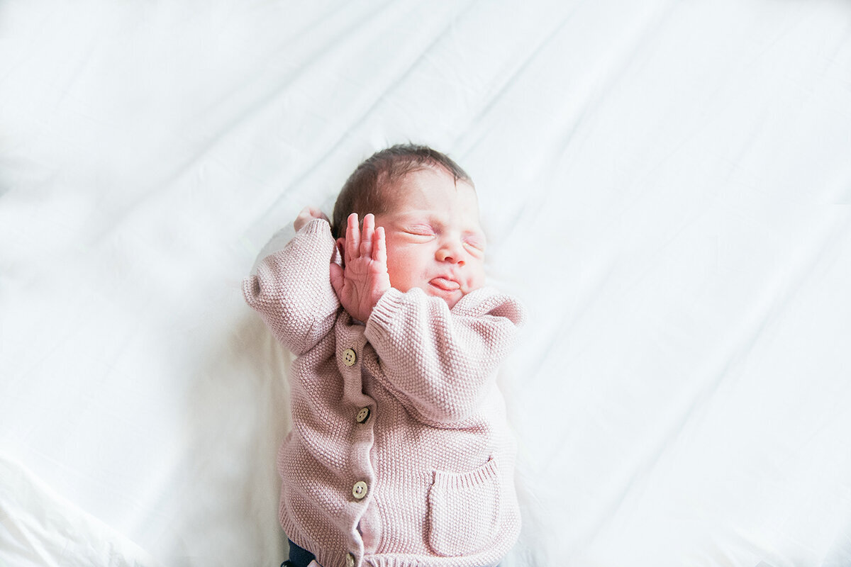 baby uitrekken newborn shoot