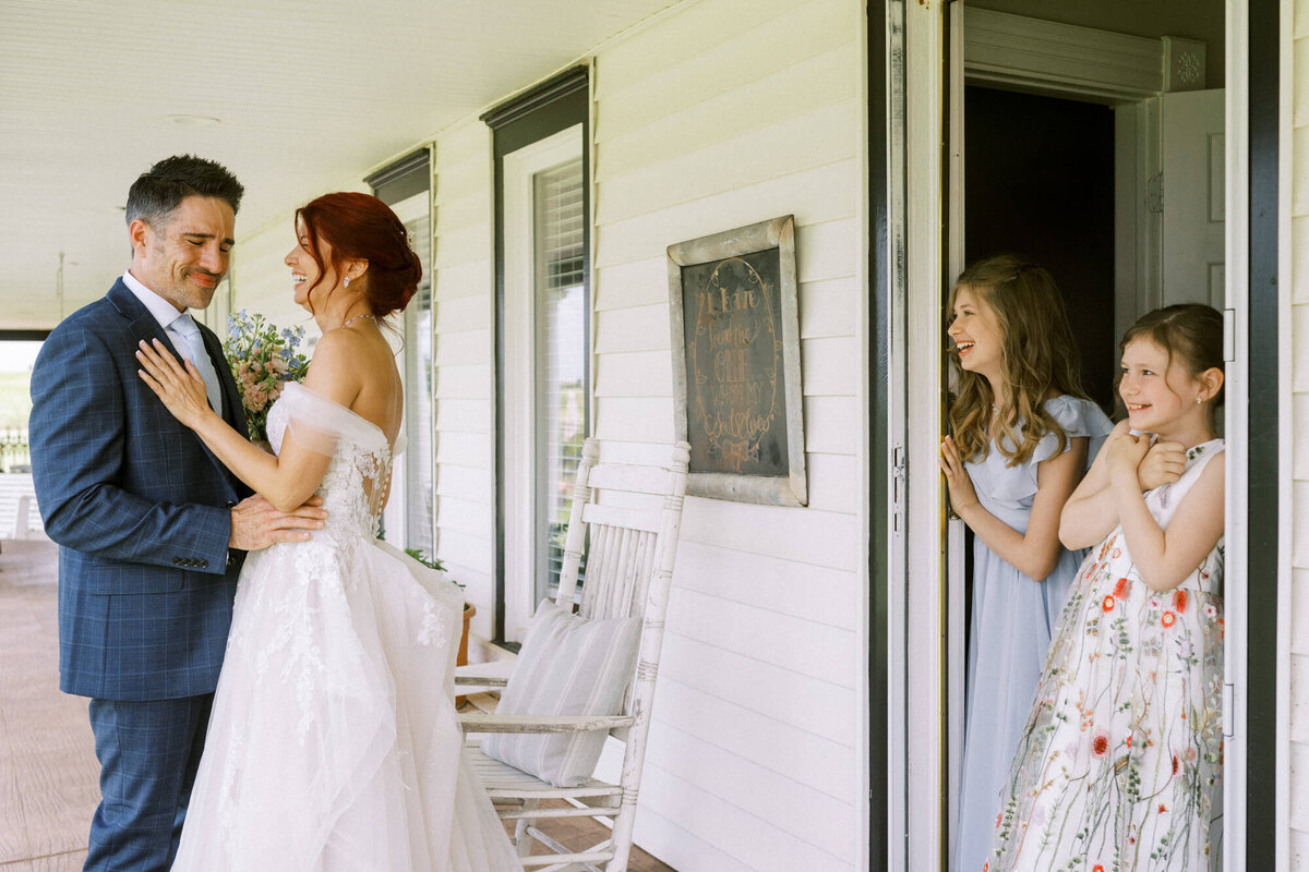 bride-and-groom-first-look-with-daughters