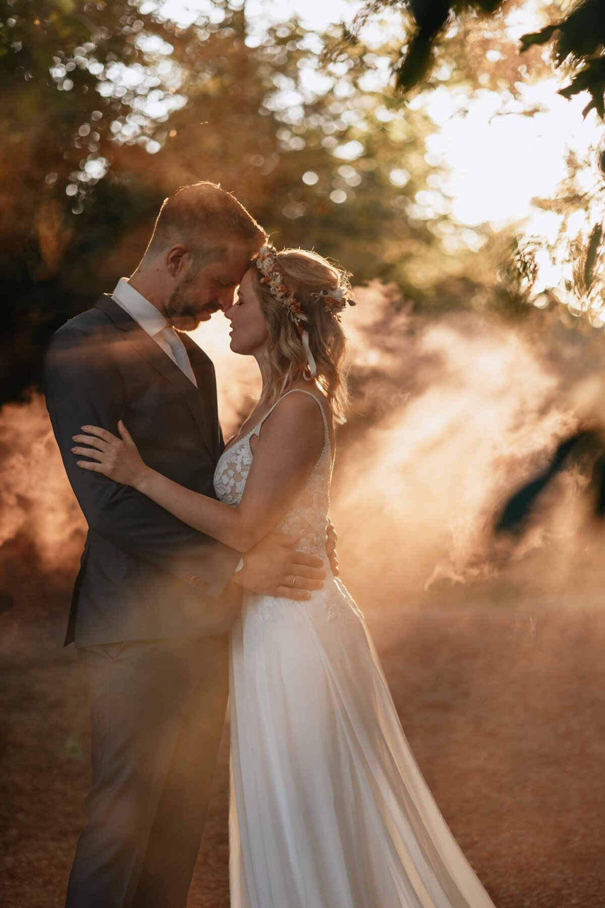 Melissa Boer Fotografie – een trouwfotograaf met oog voor tijdloze, elegante en echte momenten. Foto gemaakt in het bos tijdens golden hour in klarenbeek,