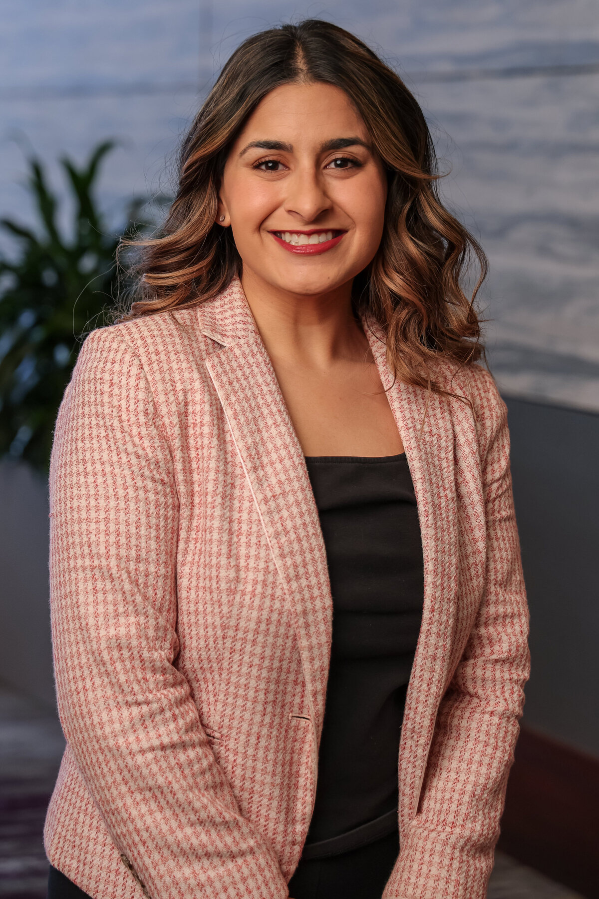 kansas-city-headshot_enviromental-portrait-photography-0120-woman-in-pink-blazer-posing