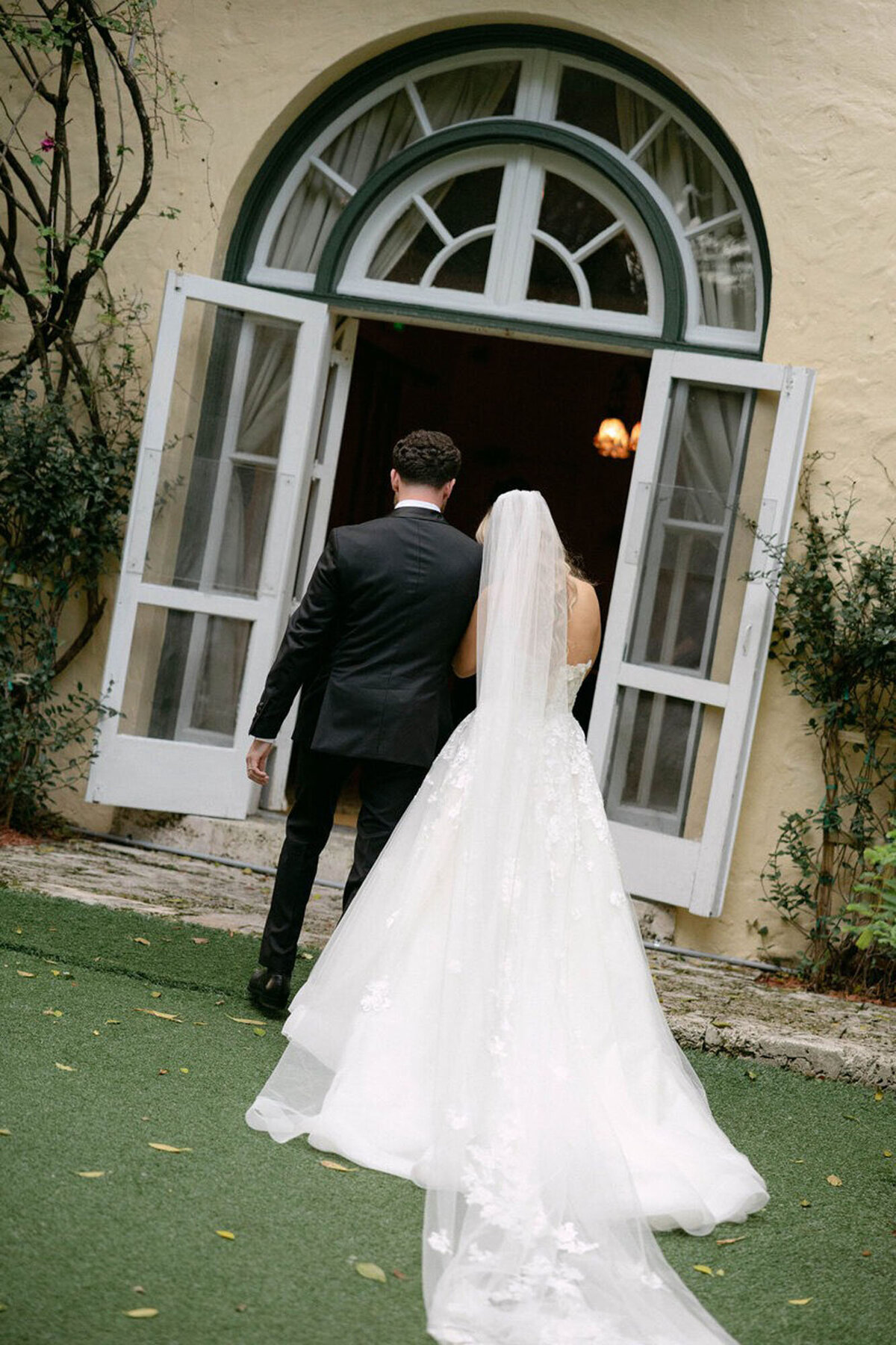 Bride and groom in front of wedding venue, taken by Orlando photographer Marissa Nicole Photography