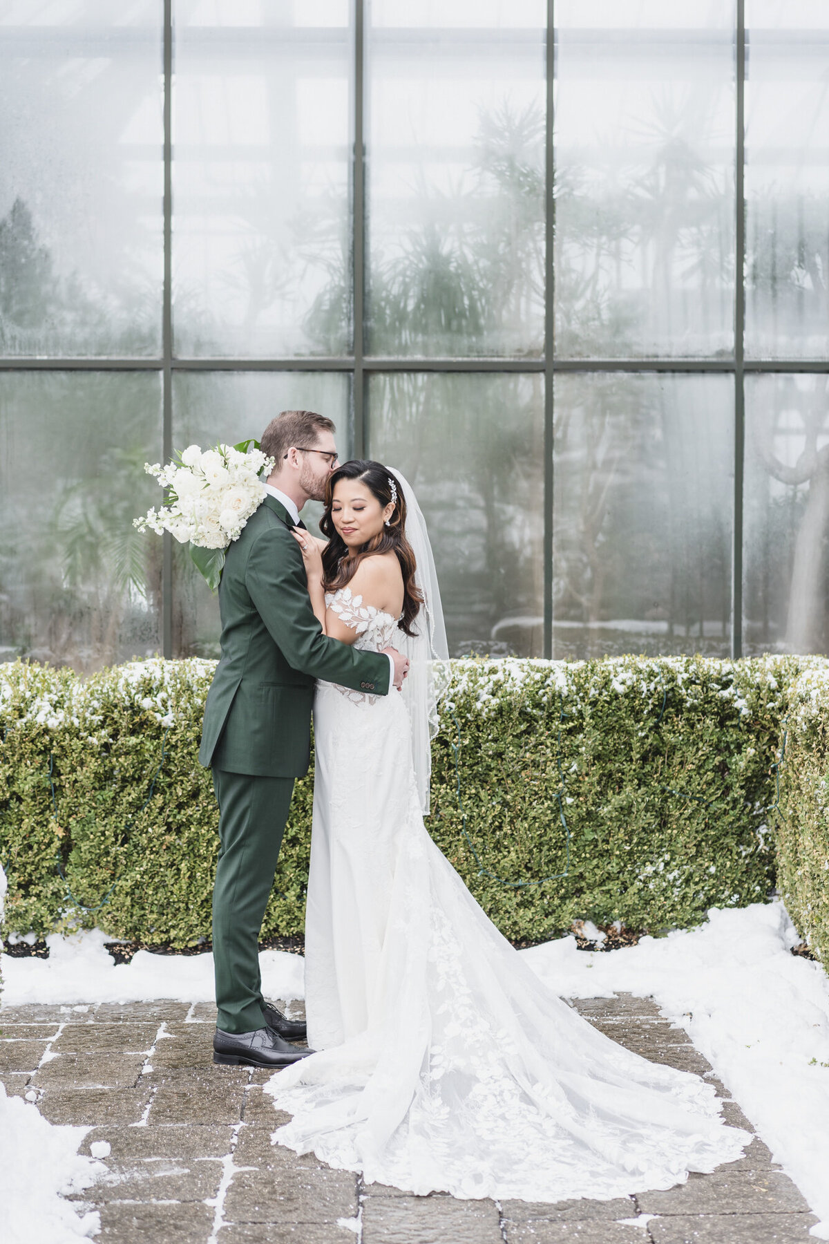 A MAGICAL WINTER PLANTERRA GARDEN WEDDING WITH A GREEN COLOR PALETTE IN WEST BLOOMFIELD, MICHIGAN PROVIDED BY KARI DAWSON PHOTOGRAPHY51