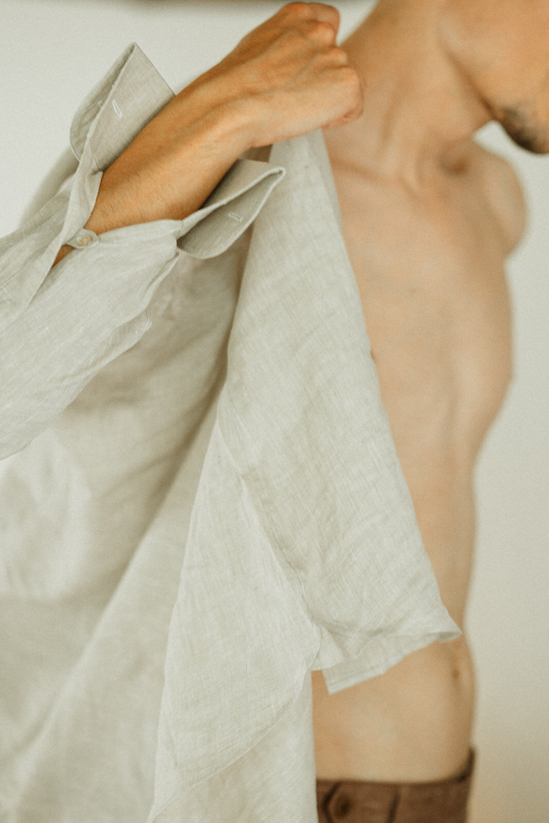 Herentals, salon weddings, moody, authentiek, alternatief trouwen,bruid, 2026, elopent, intiem, spontaan, tijdloos, trouwfotograaf, antwerpen - klaarmaken & first look-67