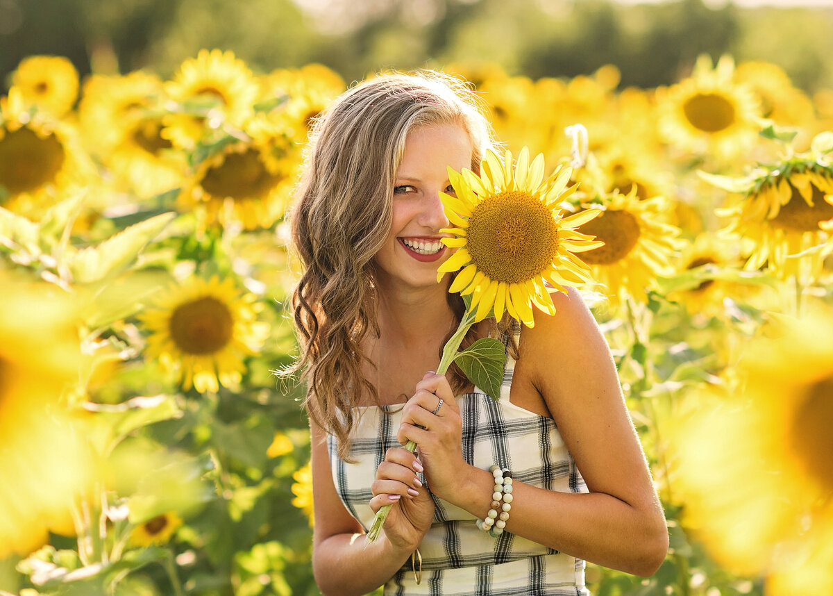 Des-Moines-Iowa-Senior-Girl-Photographer-Theresa-Schumacher-Photography-Nature-Summer-Sunflower