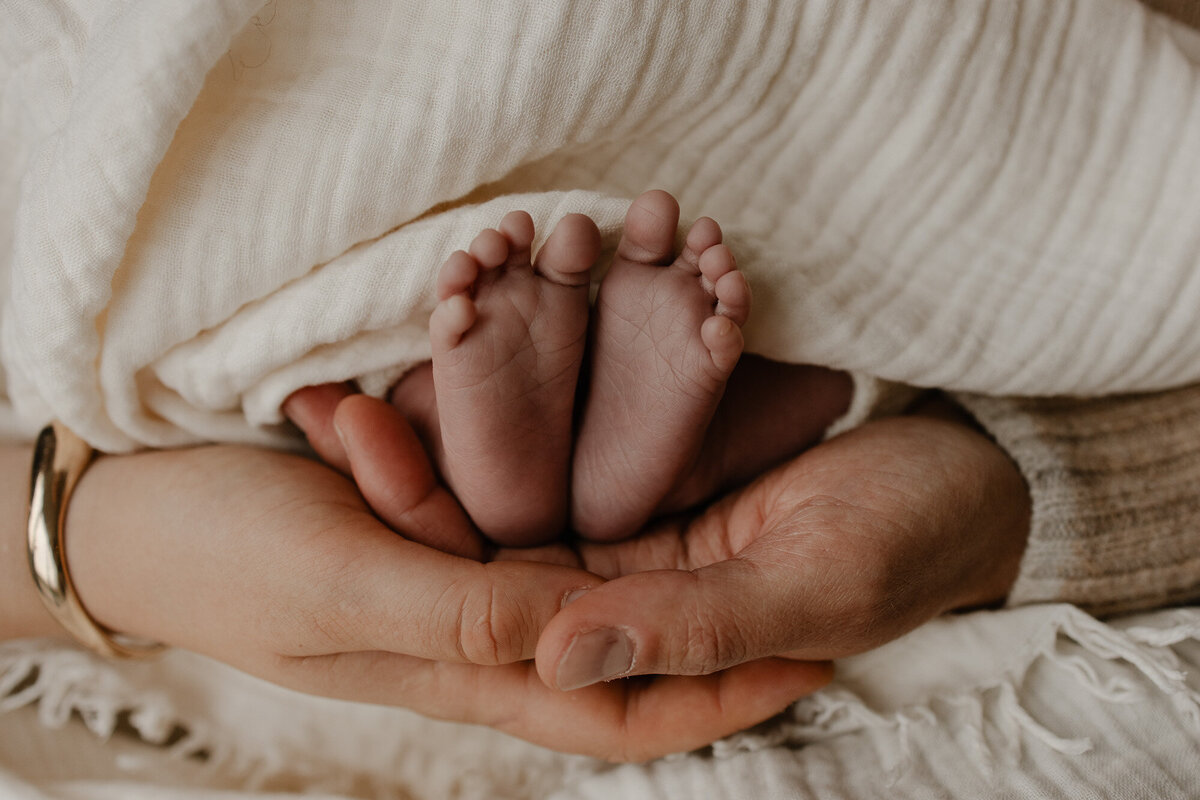 kleine babyvoetjes tijdens een fotoshoot te MEchelen.
