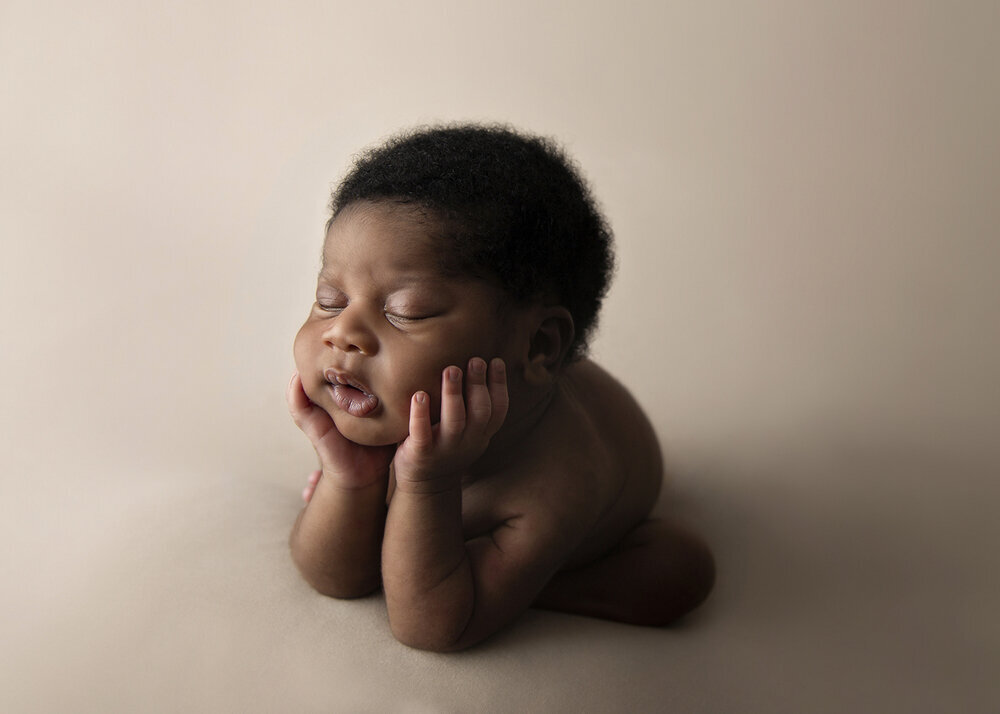 NEWBORN_BABYBOYFROGGYPOSESIDE