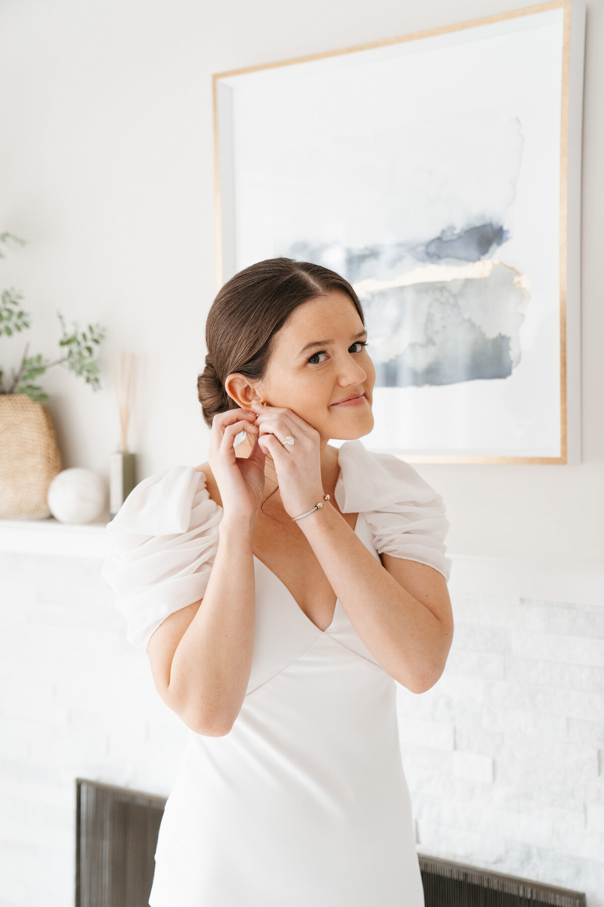 bride getting ready on wedding day at saphire estate 