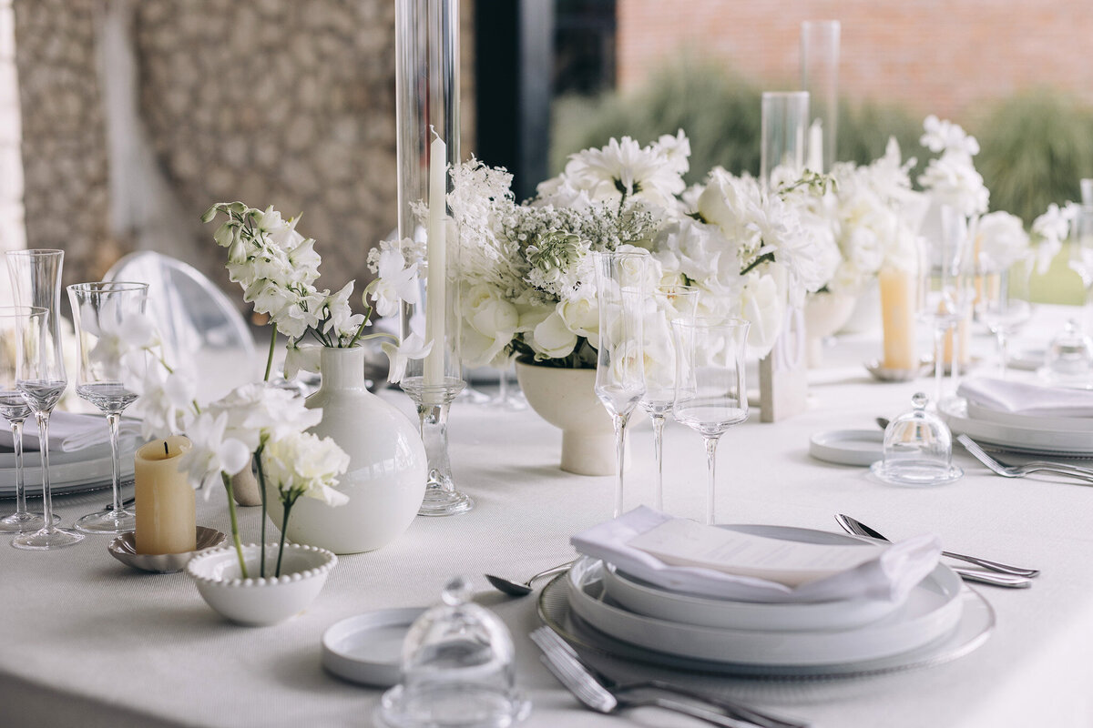 Elegant all-white reception table setting with layered textures and candles, White Whisper wedding in Tuscany
