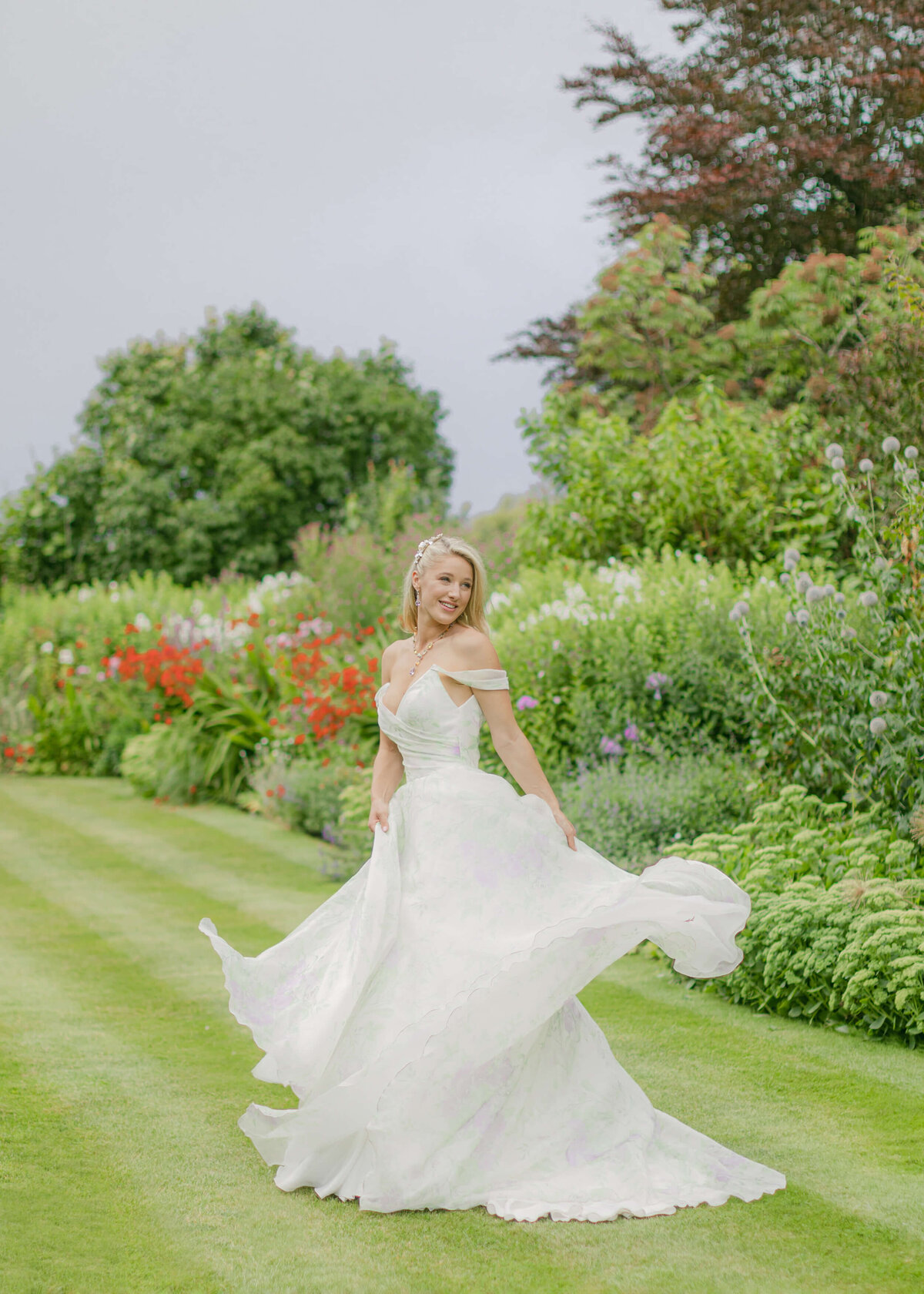 chloe-winstanley-weddings-hambleden-suzanne-neville-bride-dress