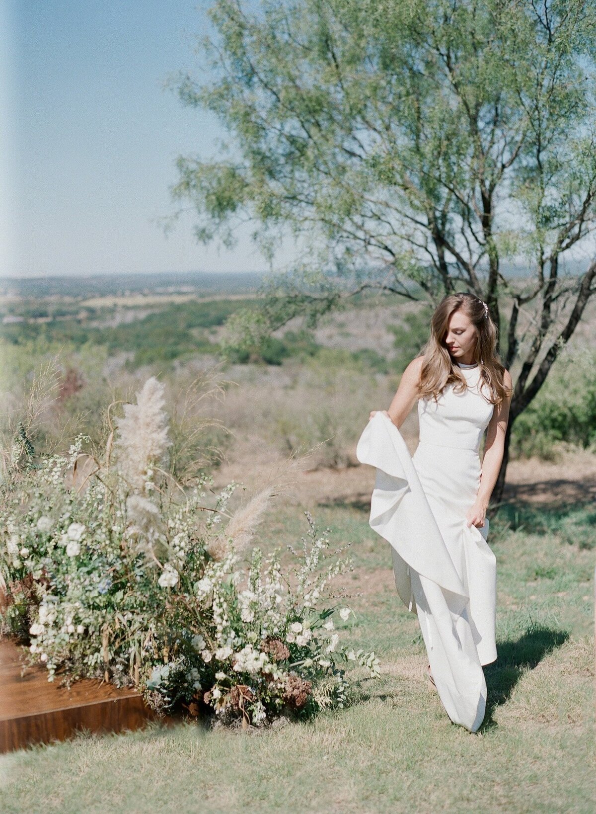 kendall-stephen-bw-theory-hill-country-wedding21_1