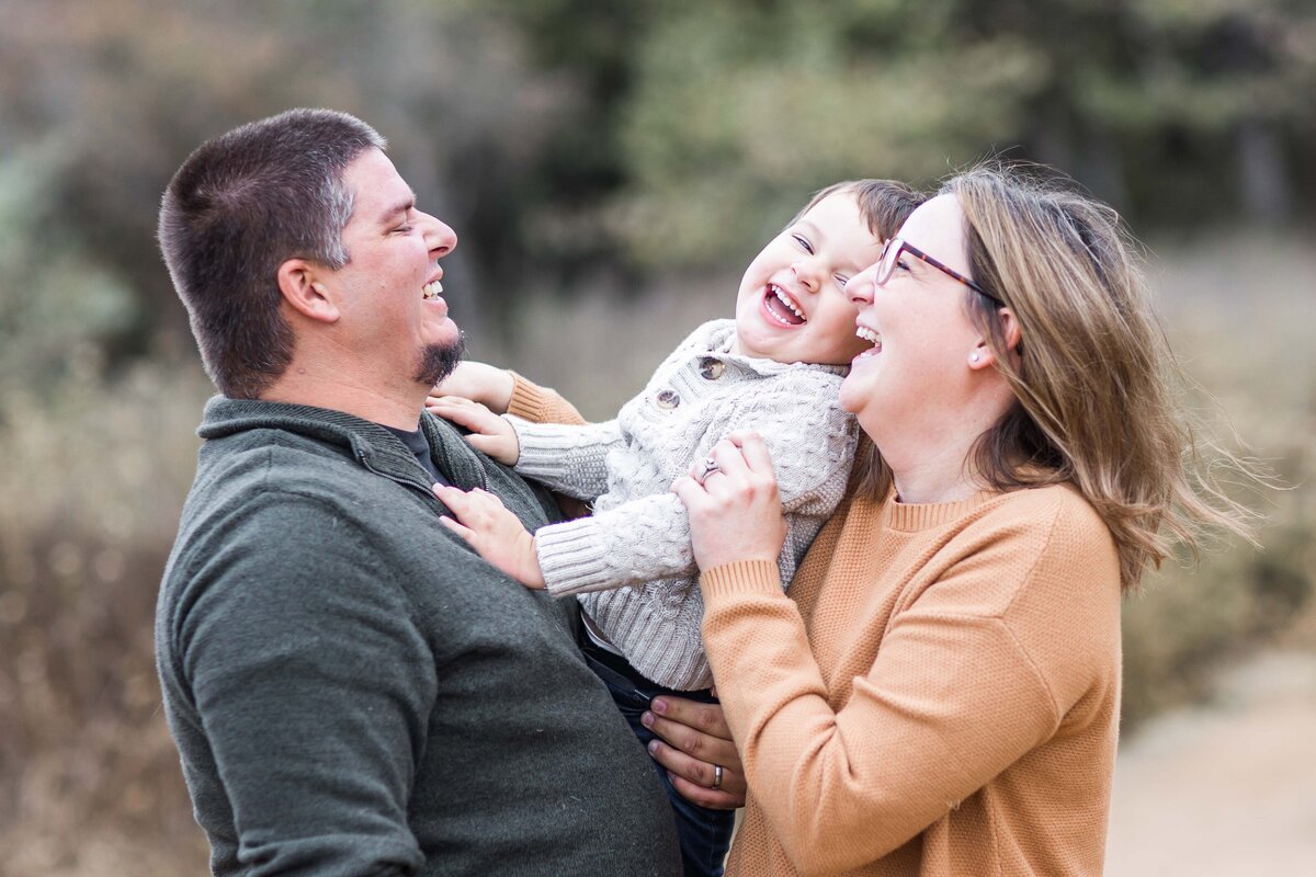 san-diego-sweetwater-river-bridge-family-photo-shoot-laughing-family