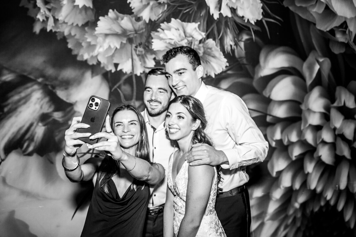 couple-taking-selfie