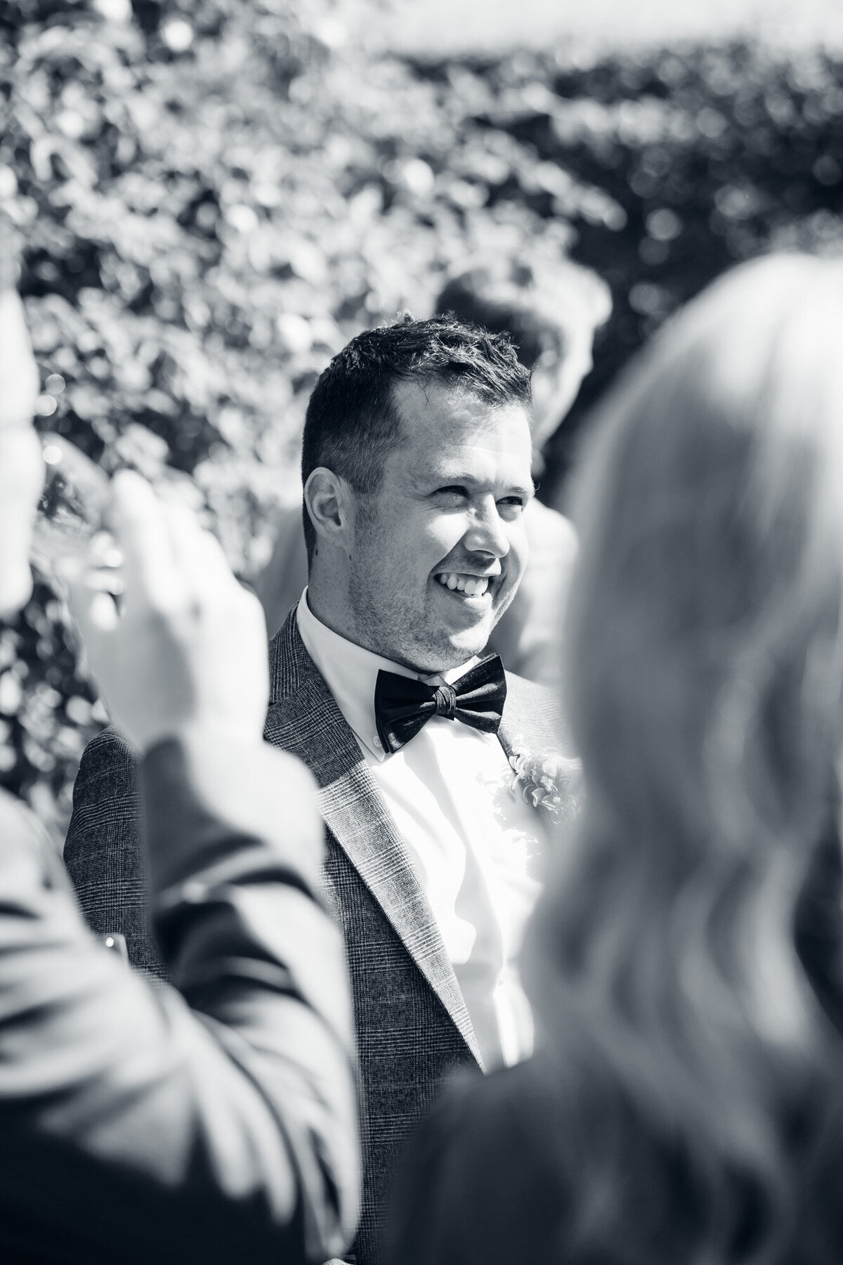 cheltenham-wedding-photographer-guests-enjoying-drinks-reception-at-pauntley-court