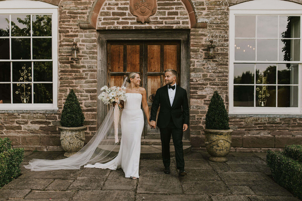 Issy-and-Bella-Floral-Design-Wedding-Florist-Herefordshire-Dewsall-Court-N-Z15