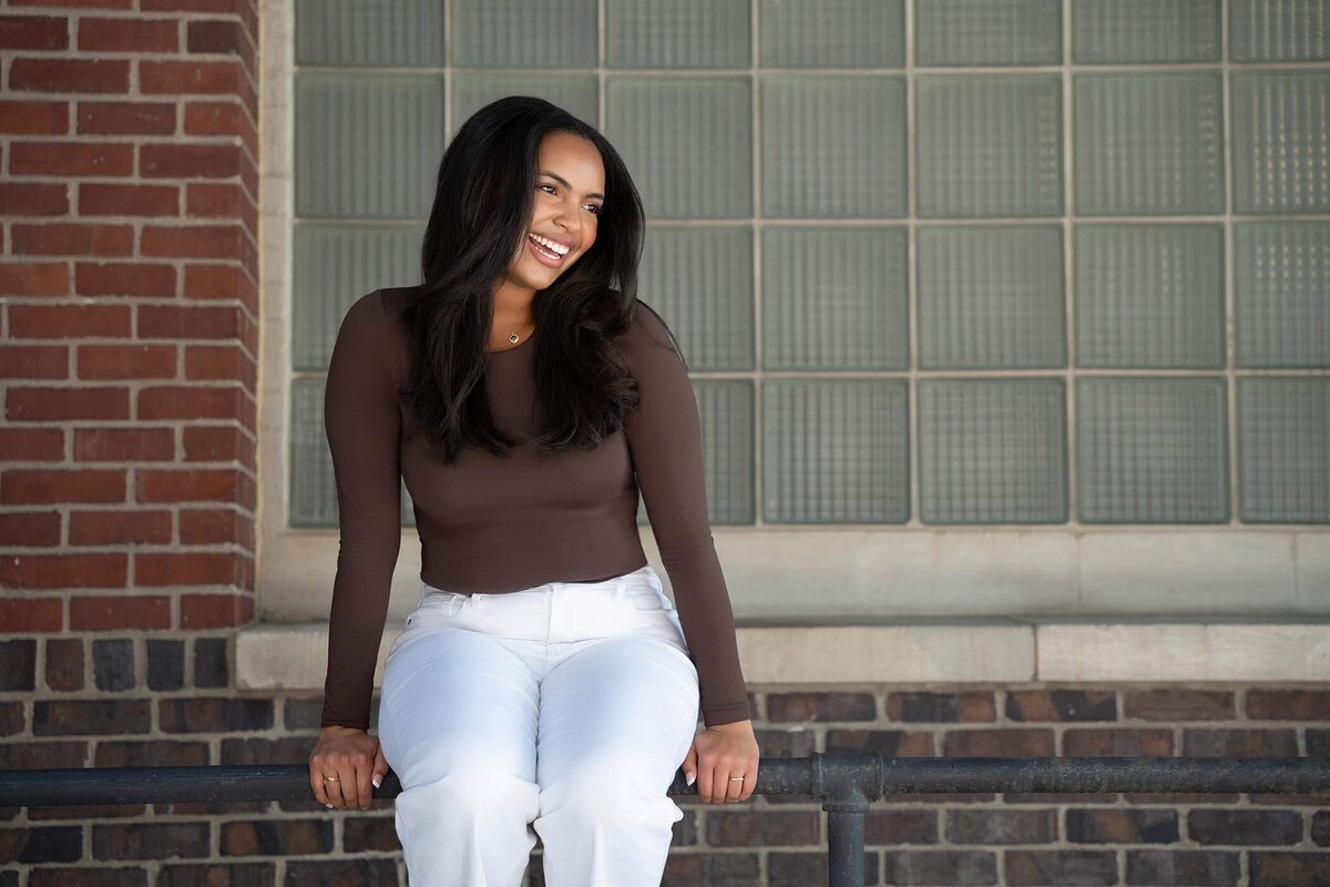 outdoor-urban-senior-photo-of-girl-laughing