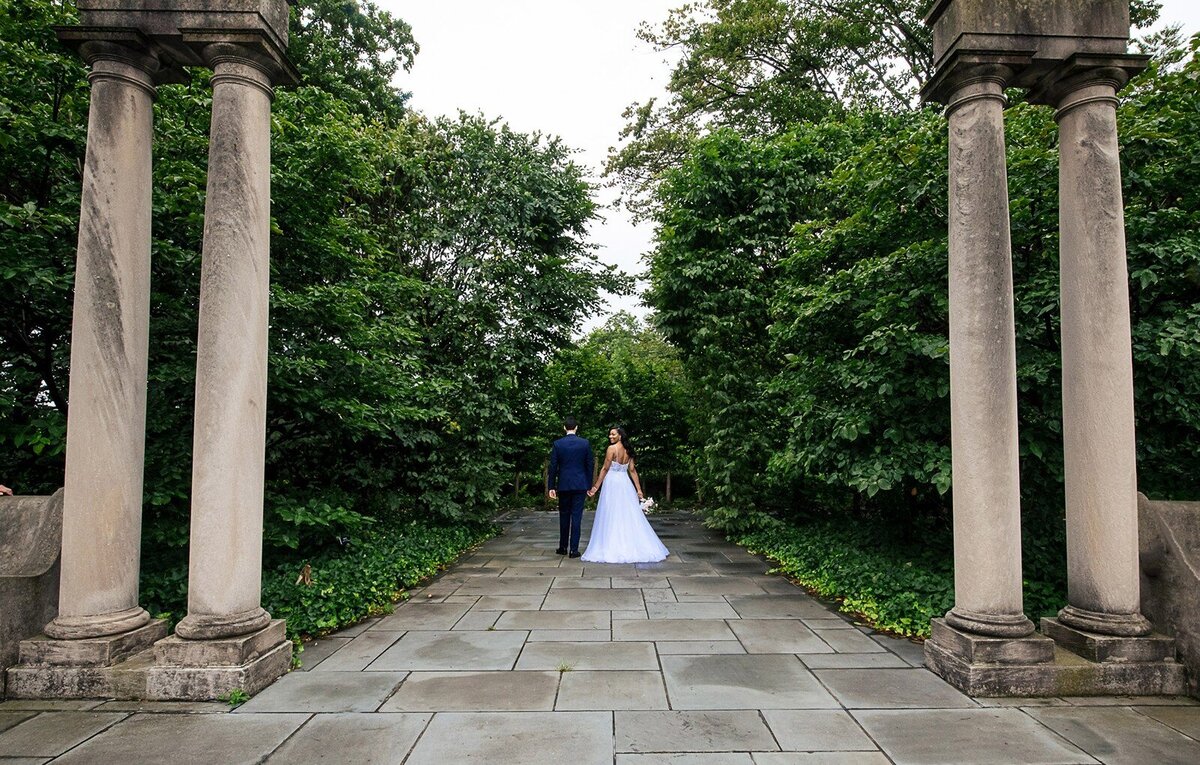 brooklyn-botanical-garden-wedding-pillars-walk-1