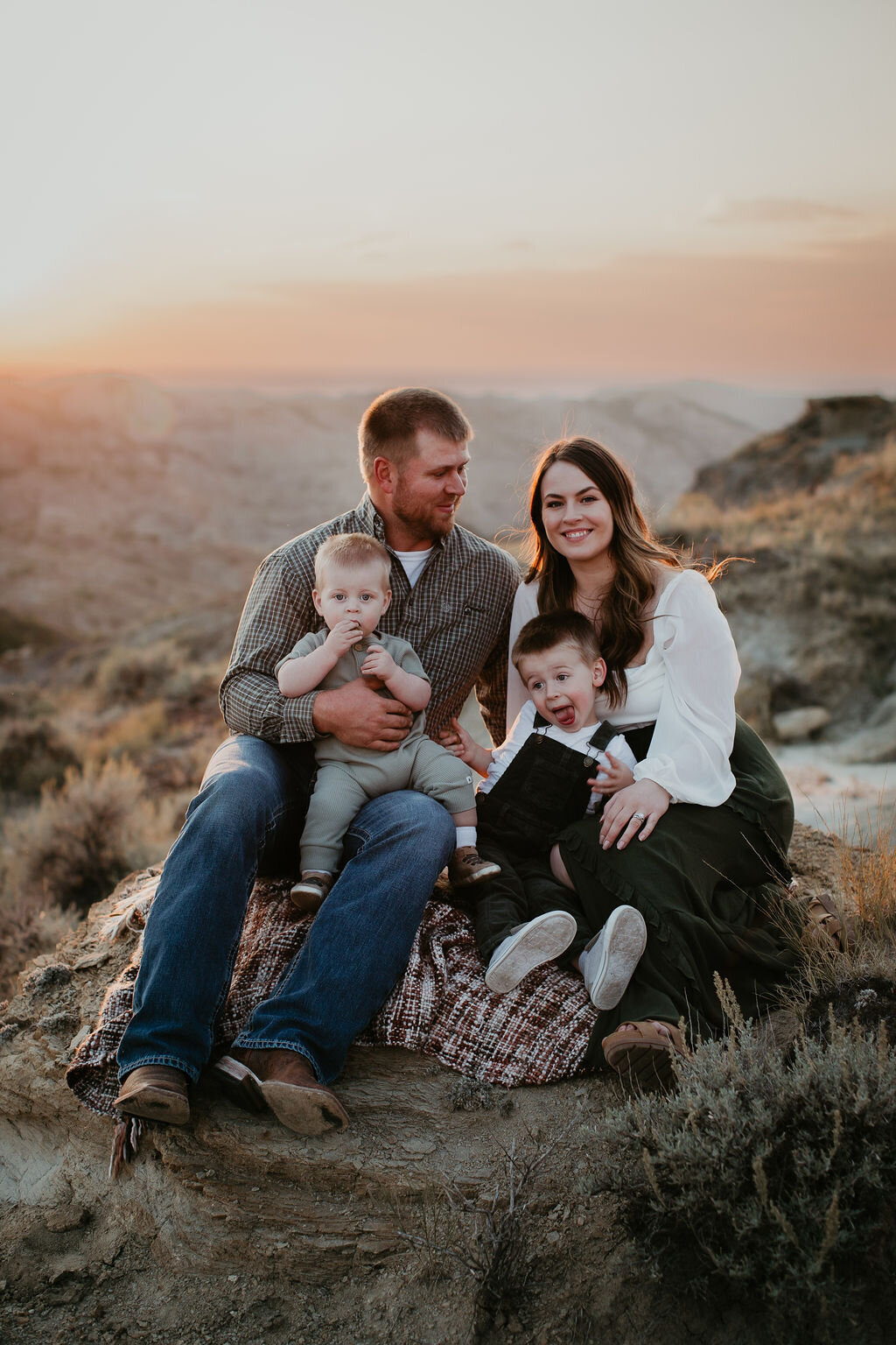 Family photoshoot at sunset in Mekoshika Park, Montana