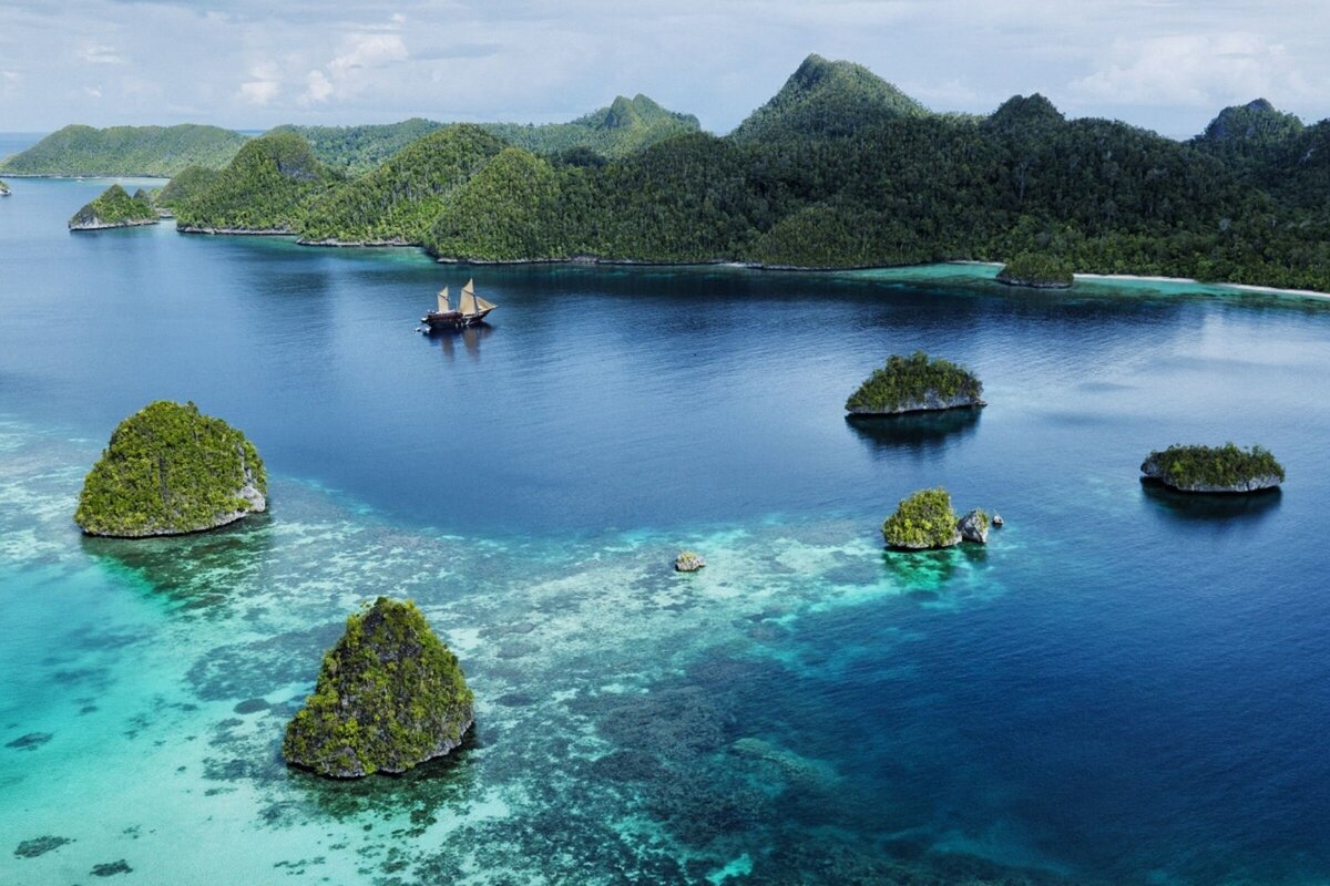 Alila Purnama Luxury Yacht Charter Raja Ampat 2