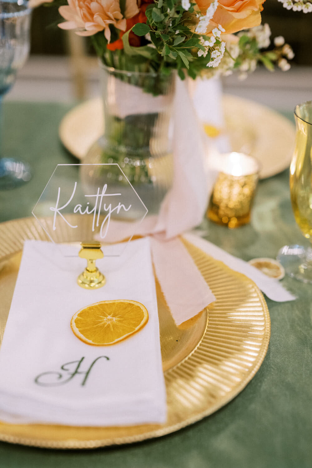 dried-orange-on-napikin-with-acrylic-name-place-setting