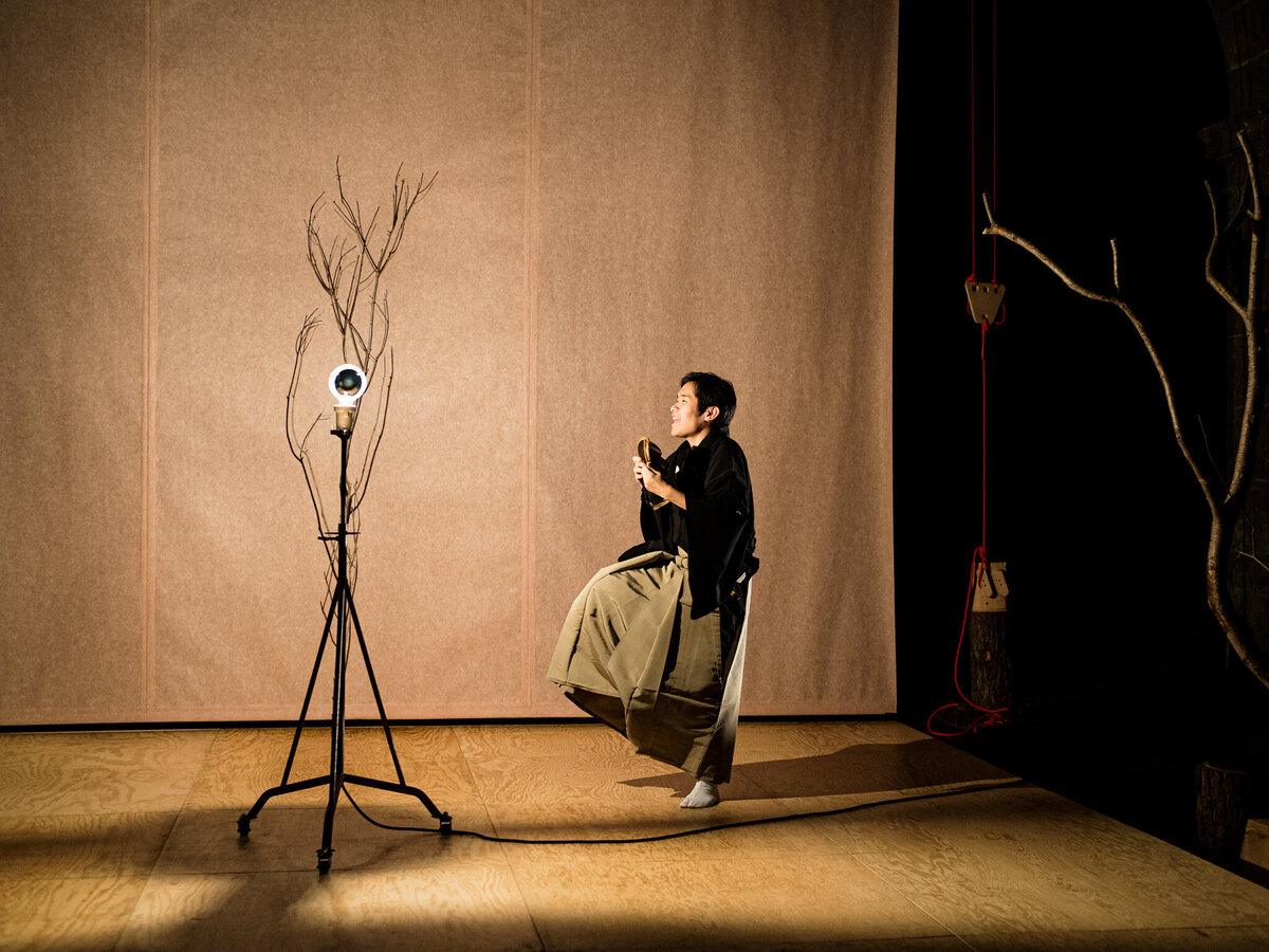 L'EXPERIENCE DE L'ARBRE Simon Gauchet,  Hiroaki Ogasawara, Joaquim Pavy ©Marie CharbonnierConception, mise en scène et scénographie Simon Gauchet : jeu Simon Gauchet,  Hiroaki Ogasawara, Joaquim Pavy©Marie CharbonnierPB160203