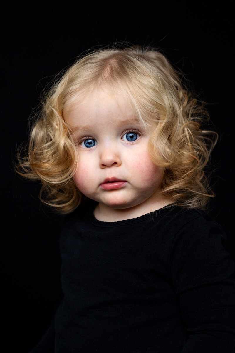 puur portret peuter bij zwart