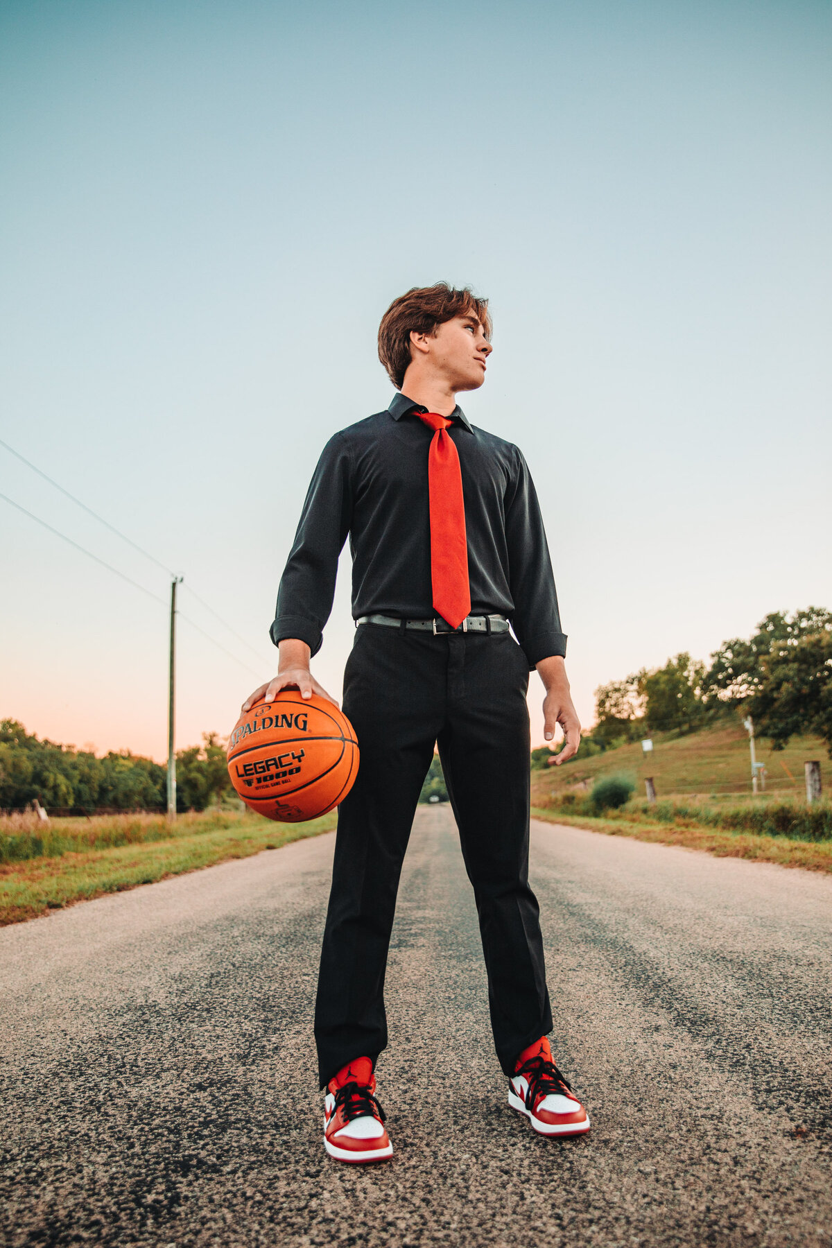 senior-photographer-basketball-guy-poses