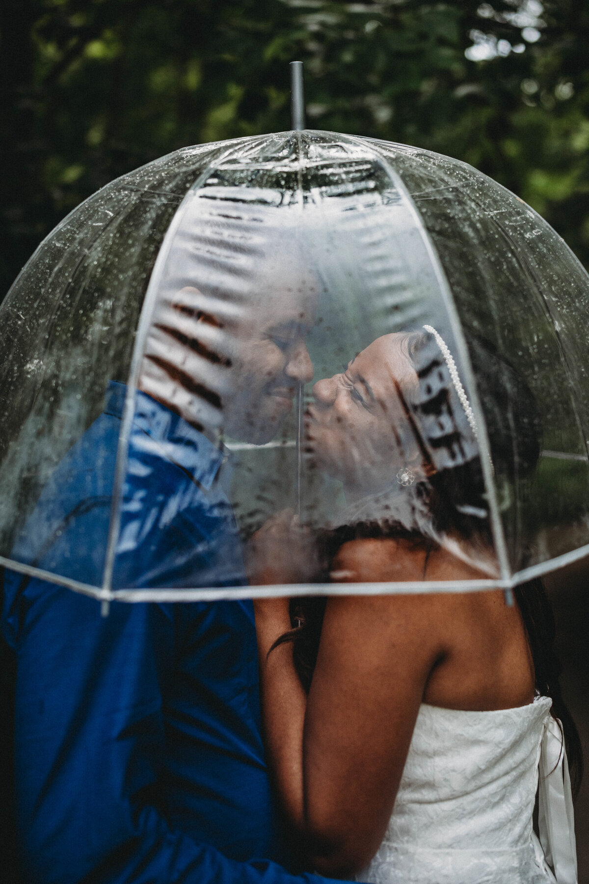 Couple elope at Squires Castle in the woods on a rainy day.