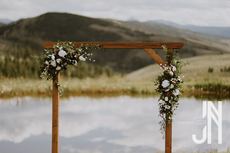 granby-colorado-strawberry-creek-ranch-classic-mountain-wedding-in-the-summer-floral-arbor