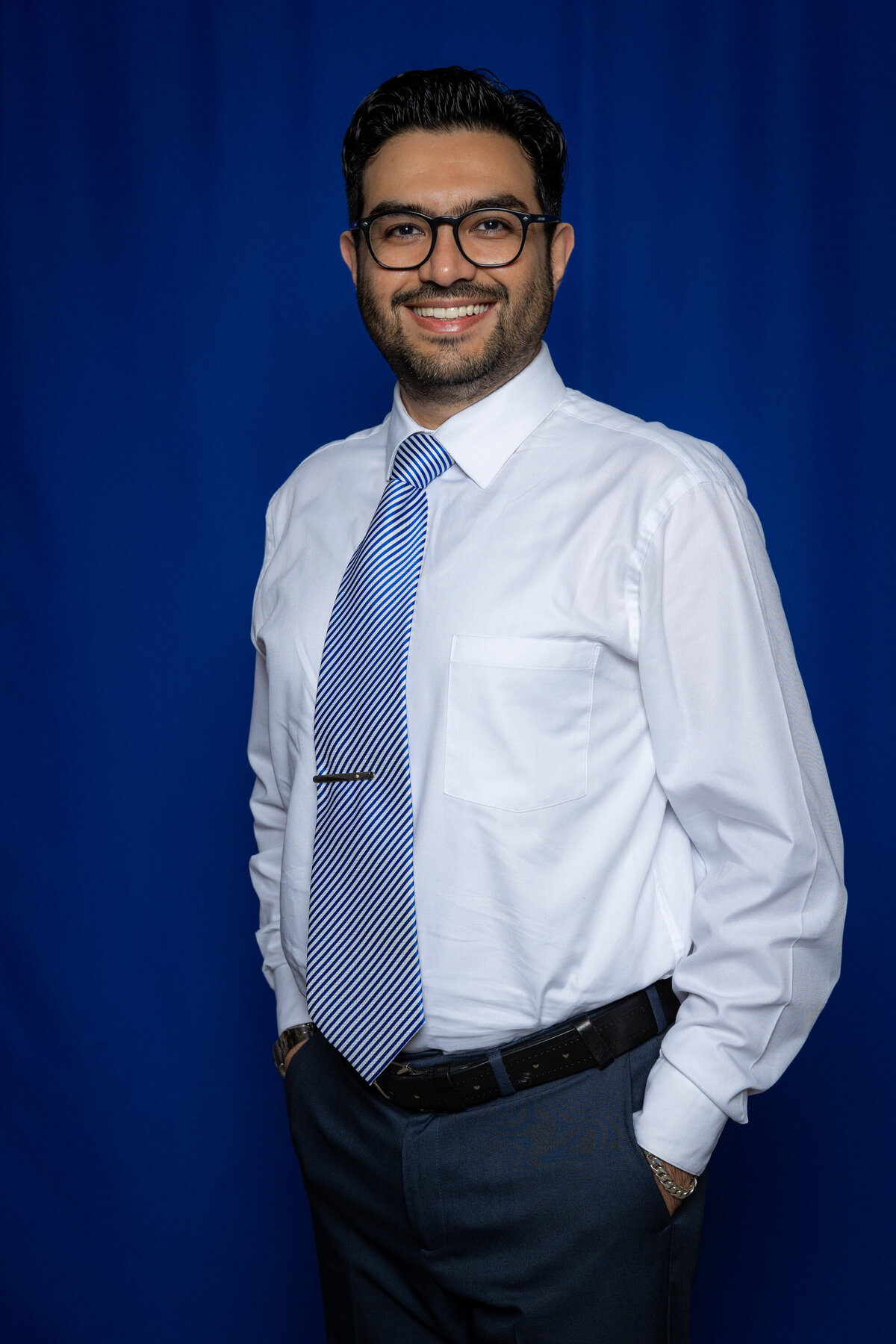 Homme d'affaire Photographe de Montréal Studio sur fond bleu