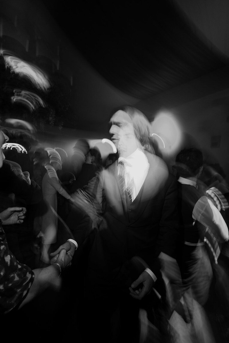 wedding-dancefloor-blurry-blackwhite-laurianevega