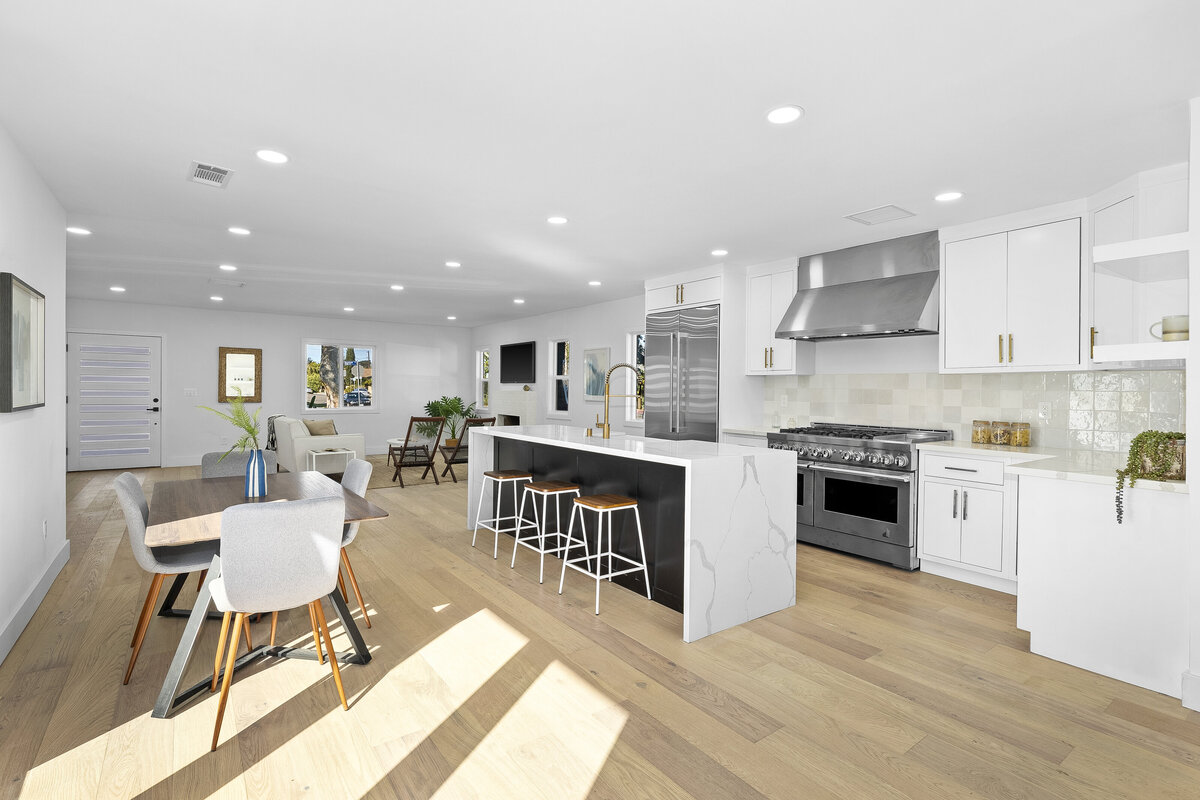 Modern-open-concept-white-kitchen-oak-floors