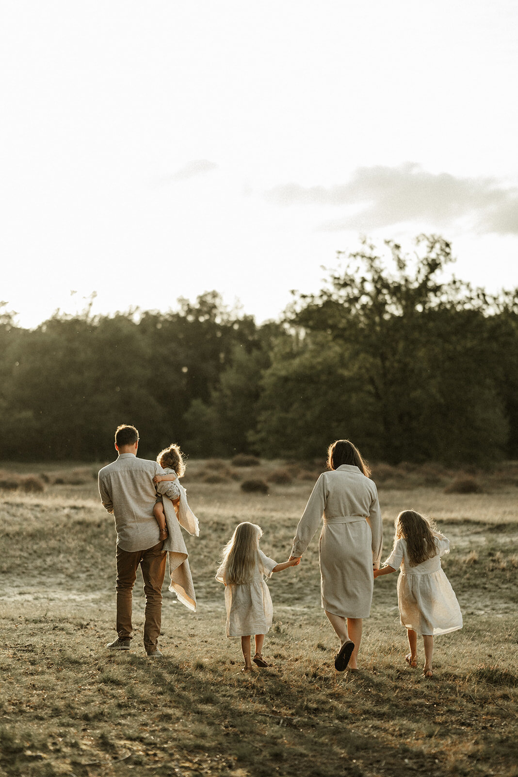 Gezinsfotografie in Nijlen tijdens golden hour – pure, spontane momenten vastgelegd in de heide.