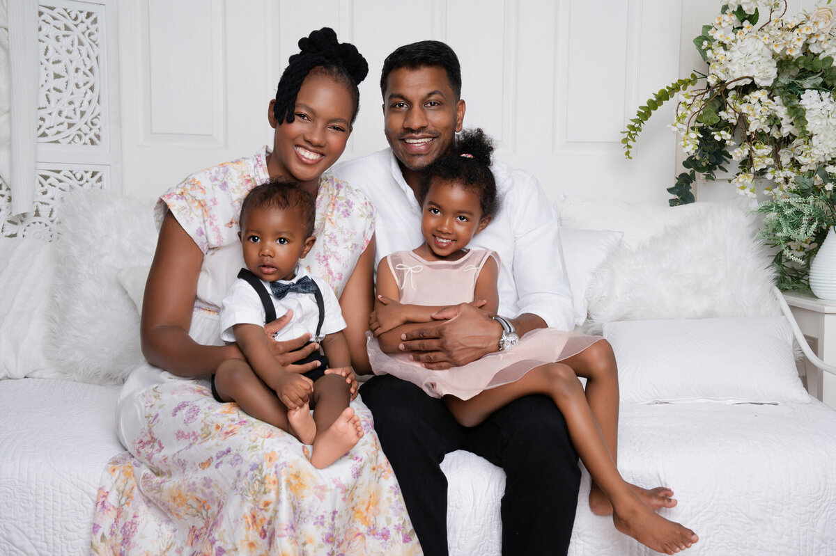 cake smash family photos during photoshoot mom dad and kids