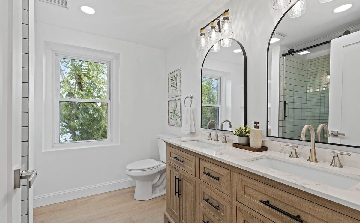 Kelly DeTommaso Elegant Transitions Vacant Home Staging Colmar PA Primary Bathroom 2nd Floor 1