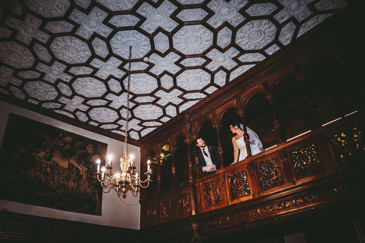 wedding-couple-hever-castle-inner-hall-balcony