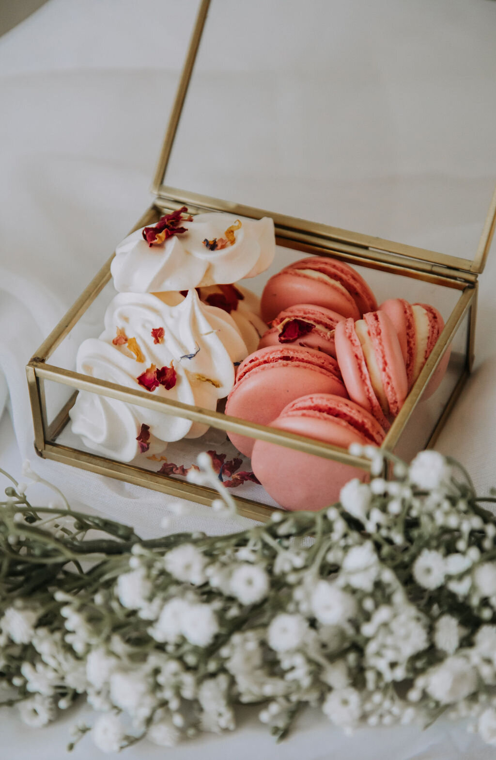 Layers-graces-Essex-Hertfordshire-floral-wedding-cake-designer-3