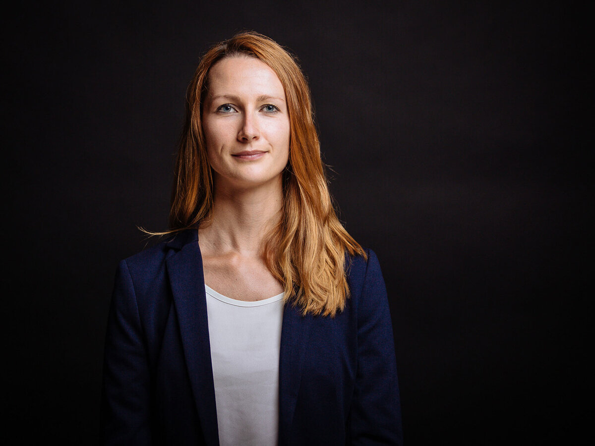 Reduziertes Businessportrait im Studio – professionell fotografiert von Atelier Schulte in Wien. Ideal für Website, PR und LinkedIn-Profil. Businessfotografie österreichweit.