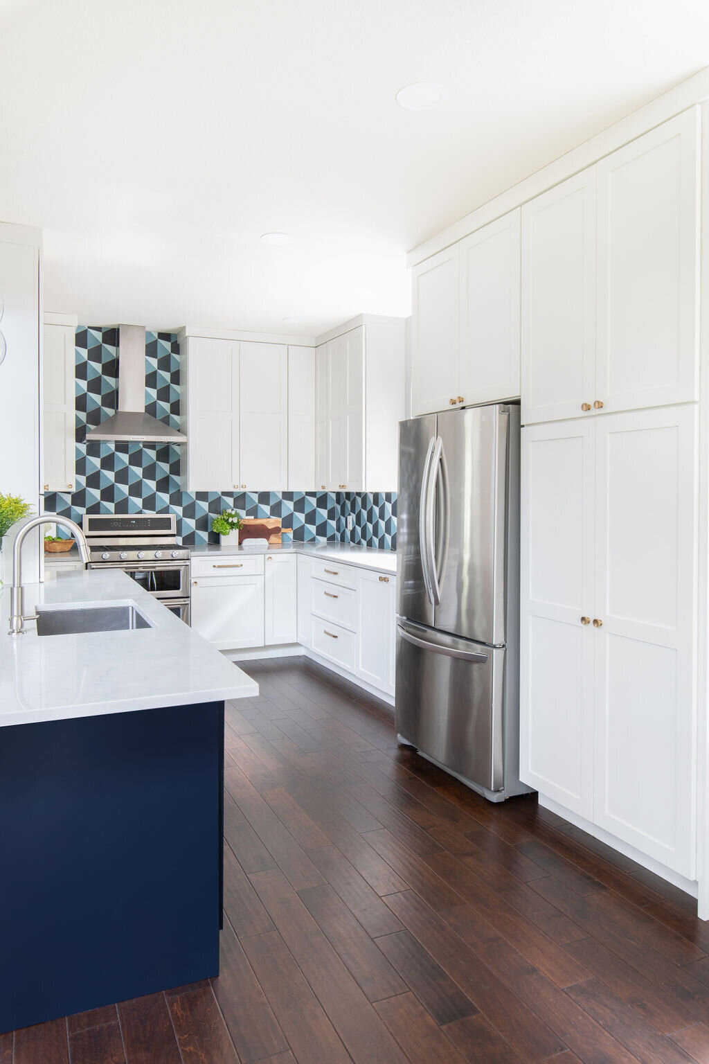 hello-home-austin-contemporary-navy-and-white-kitchen-remodel-patterned-backsplash-built-in-pantry-dark-wood-floors-7