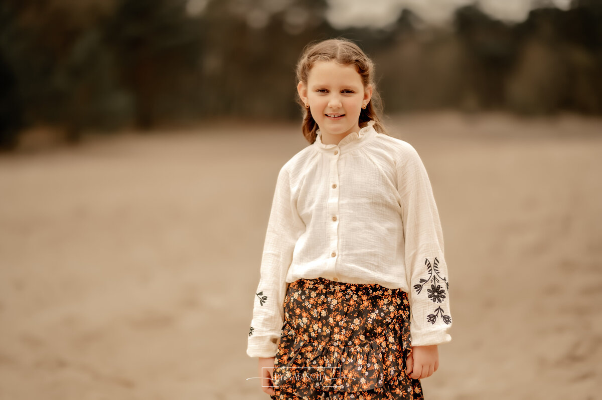 Tiener in de duinen voor een portretfoto