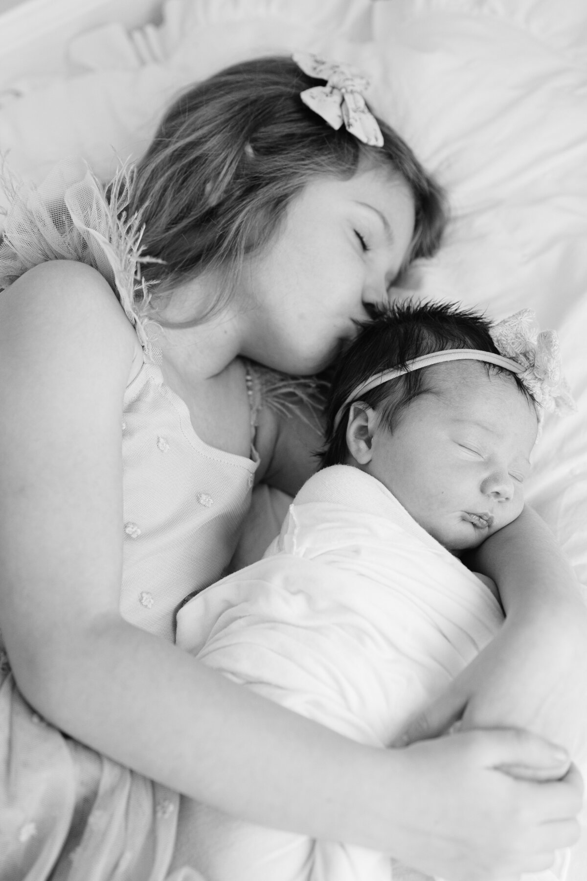 baby-girl-with-sister-newborn-photography-virginia-beach