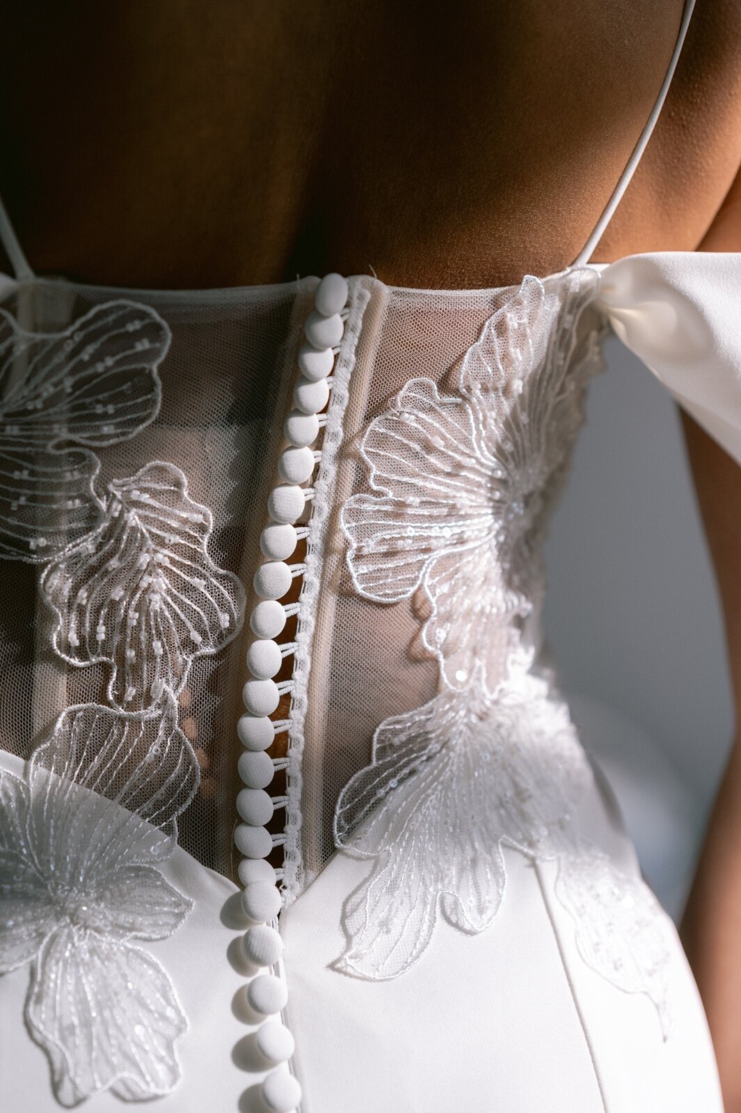 Detail van de trouwjurk van de bruid aan de rugkant