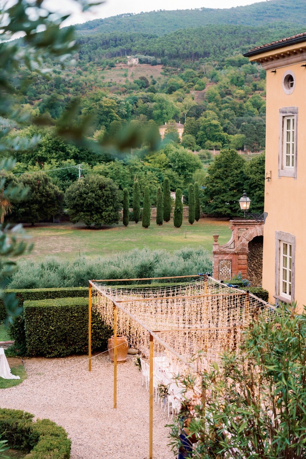villa-controni-lucca-tuscany-luxury-destination-wedding-film-analog-stefano-degirmenci_0060