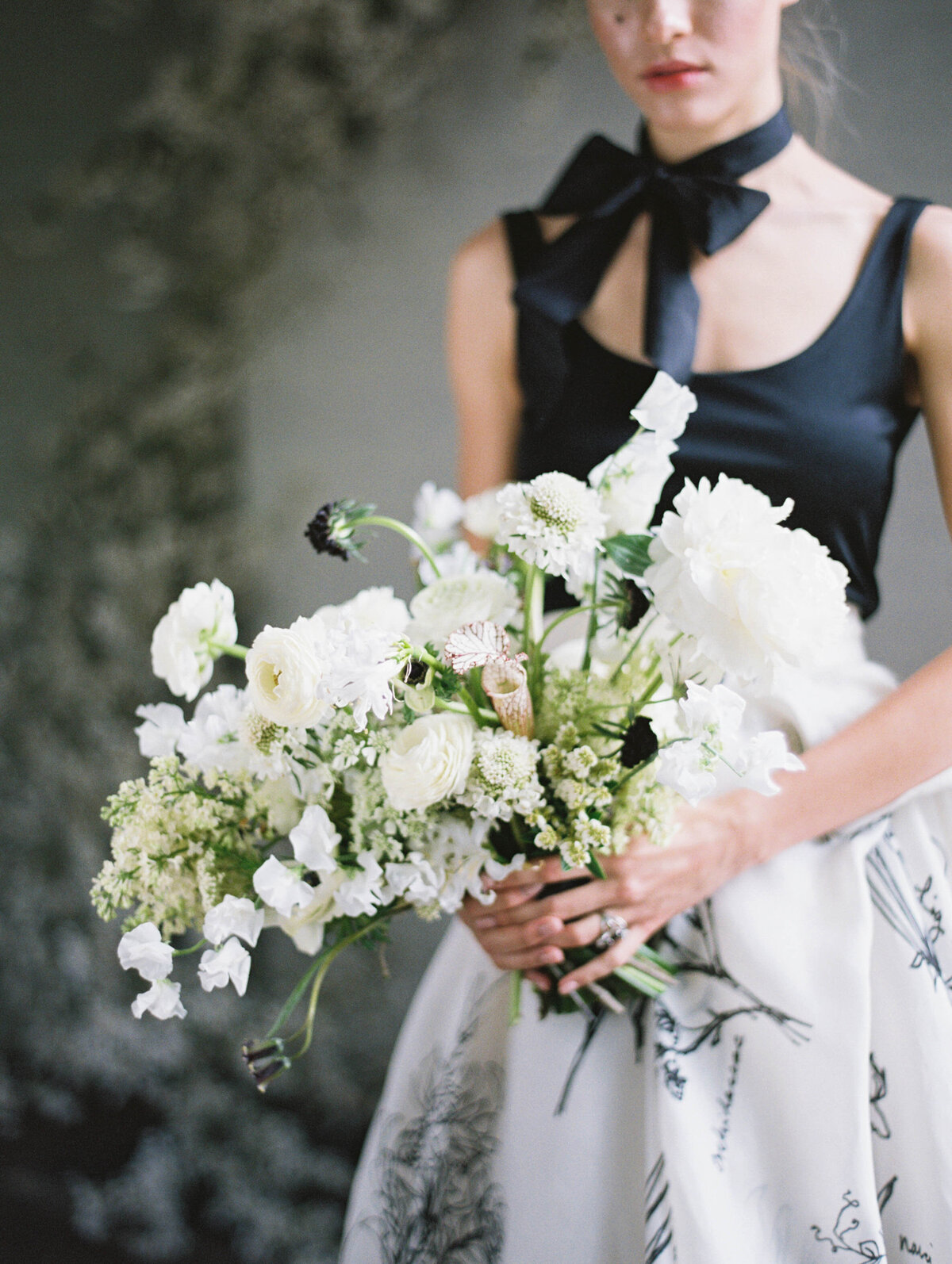 max-owens-design-black-white-modern-wedding-04-bouquet